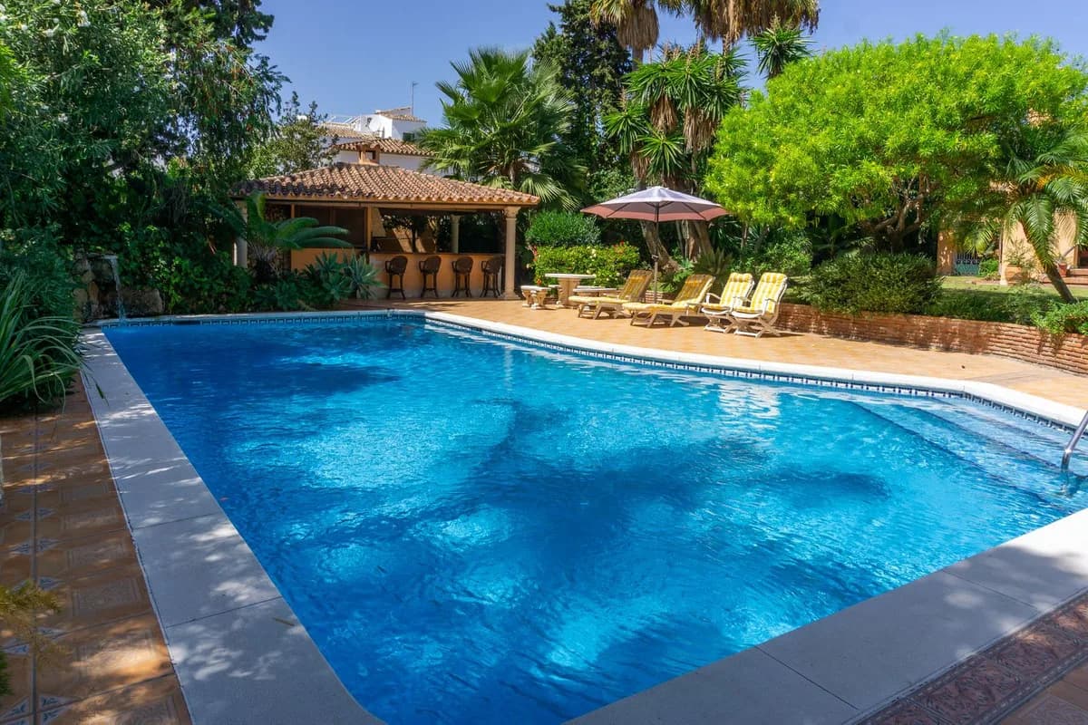 6 Bedroom Detached Villa for Sale in El Paraiso, Málaga - Image 4