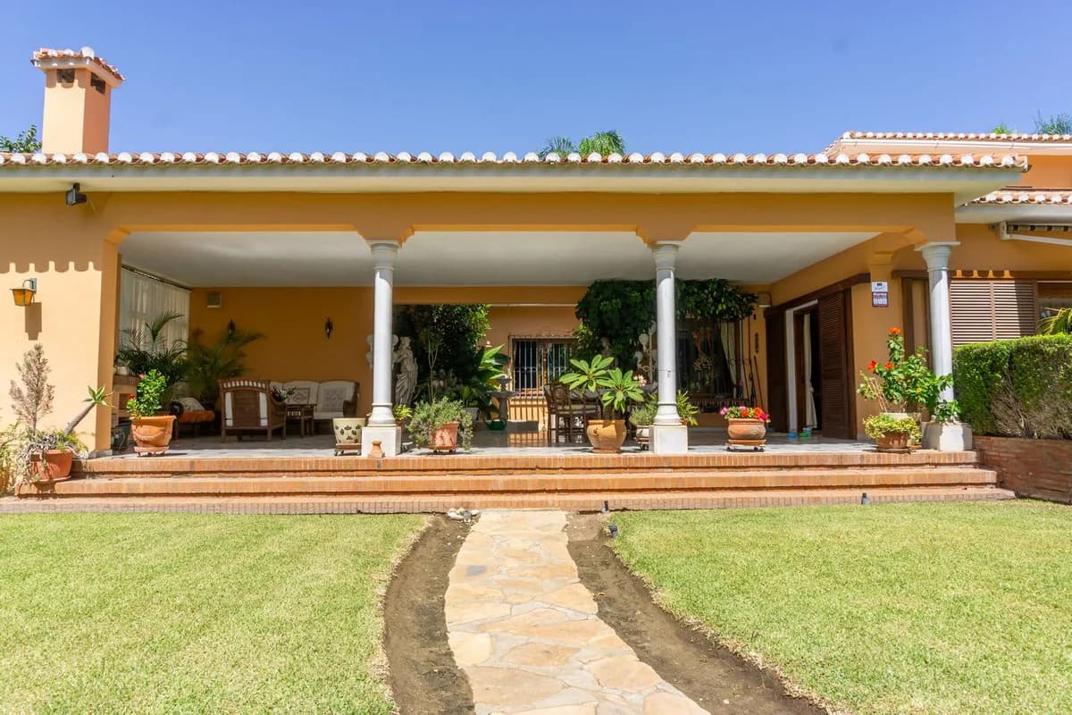 6 Bedroom Detached Villa for Sale in El Paraiso, Málaga - Image 5