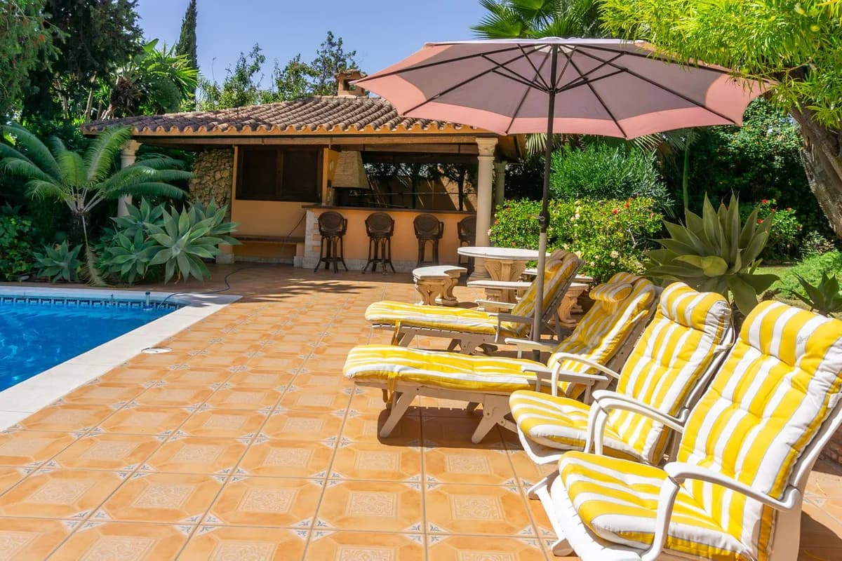6 Bedroom Detached Villa for Sale in El Paraiso, Málaga - Image 6