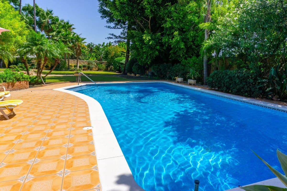 6 Bedroom Detached Villa for Sale in El Paraiso, Málaga - Image 8