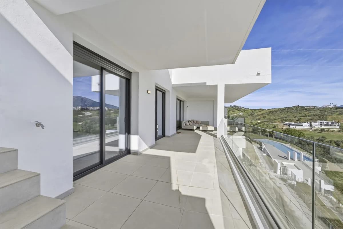 2 Bedroom Middle Floor Apartment for Sale in La Cala Golf, Málaga - Image 3