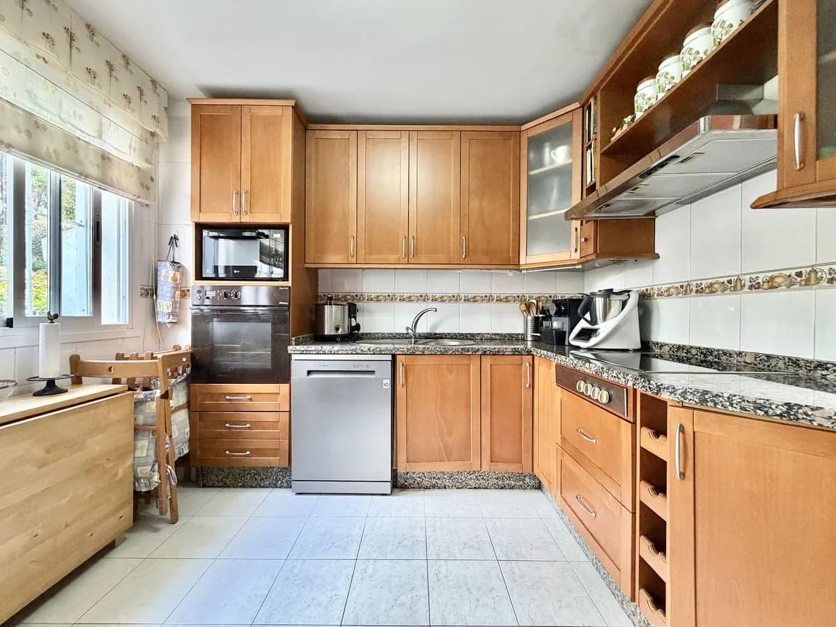 4 Bedroom Ground Floor Apartment for Sale in The Golden Mile, Málaga - Image 4