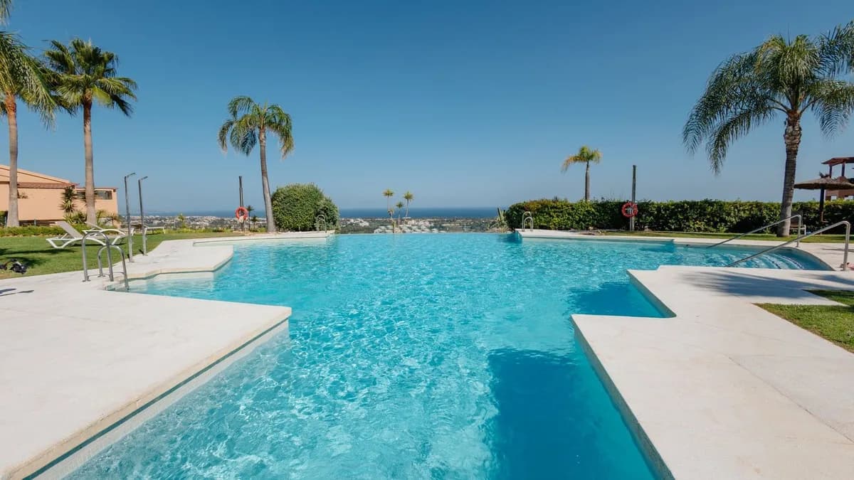 3 Bedroom Ground Floor Apartment for Sale in Benahavís, Málaga - Image 3