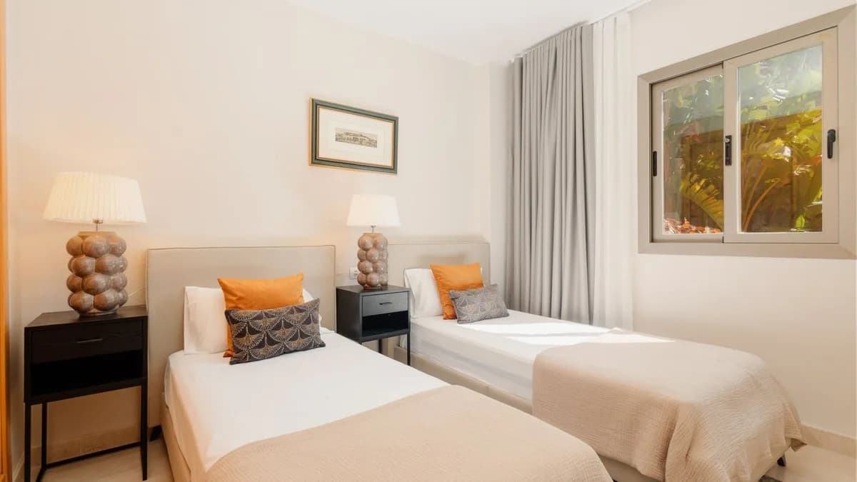3 Bedroom Ground Floor Apartment for Sale in Benahavís, Málaga - Image 5