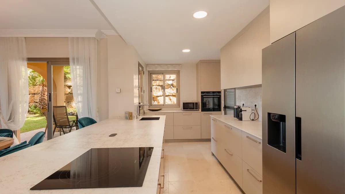 3 Bedroom Ground Floor Apartment for Sale in Benahavís, Málaga - Image 9