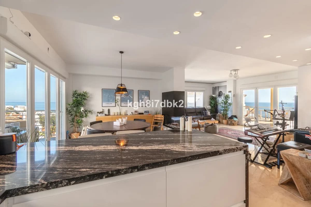 3 Bedroom Middle Floor Apartment for Sale in Benalmadena, Málaga - Image 6