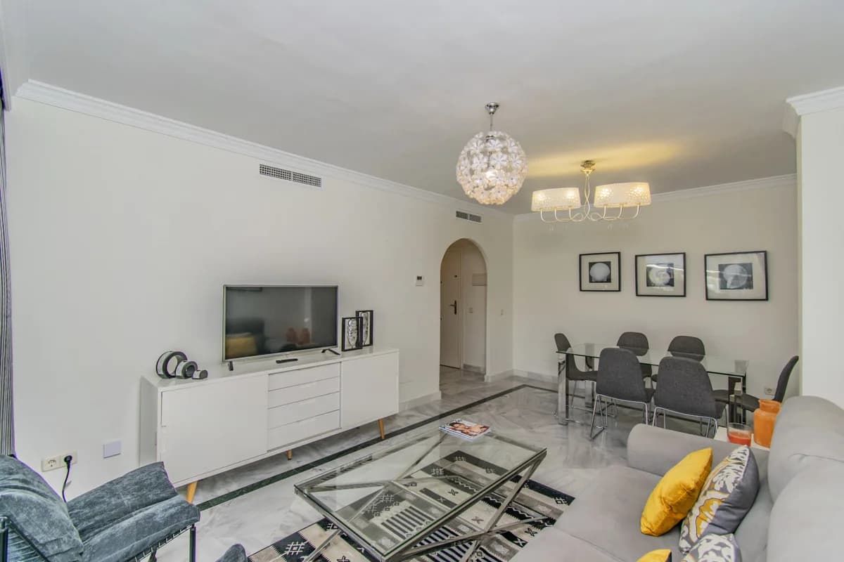 2 Bedroom Middle Floor Apartment for Sale in Nueva Andalucía, Málaga - Image 5