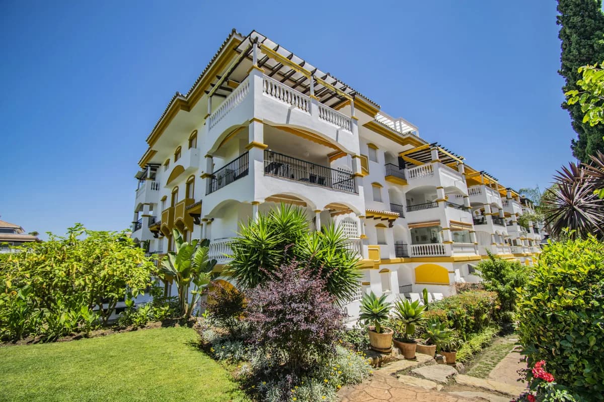 2 Bedroom Middle Floor Apartment for Sale in Nueva Andalucía, Málaga - Image 6
