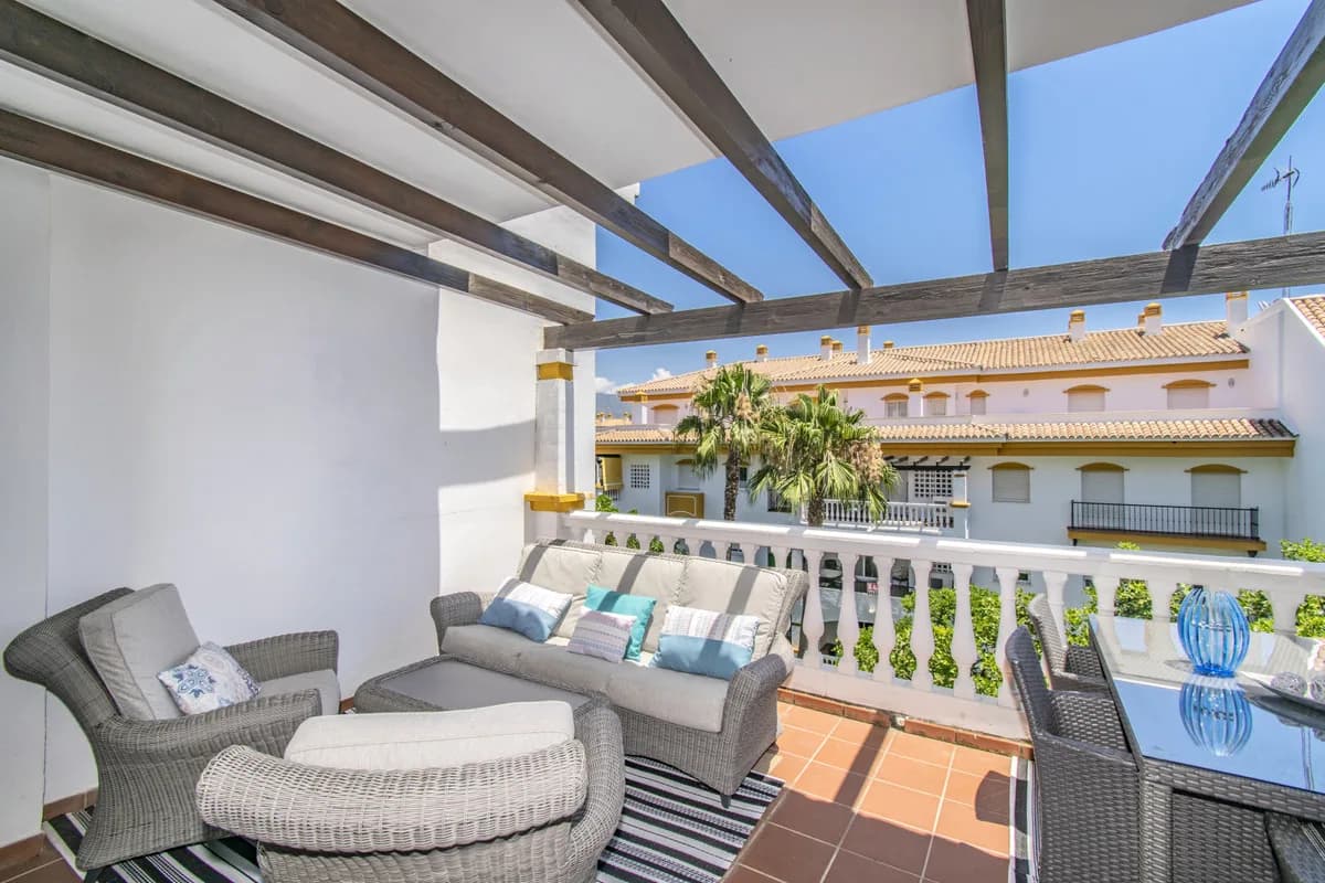 2 Bedroom Middle Floor Apartment for Sale in Nueva Andalucía, Málaga - Image 9