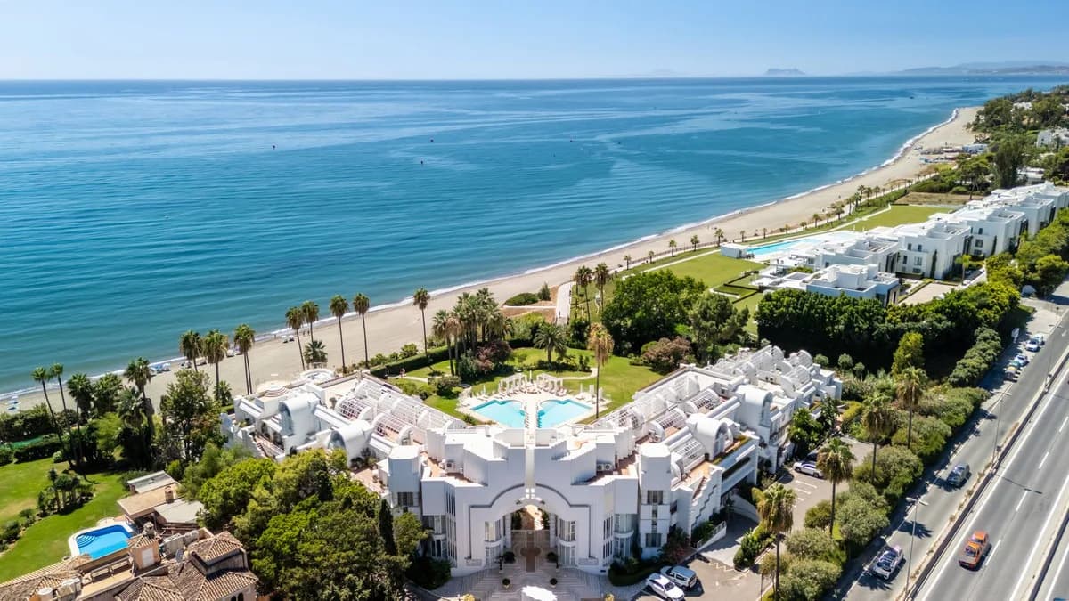 4 Bedroom Middle Floor Apartment for Sale in Estepona, Málaga