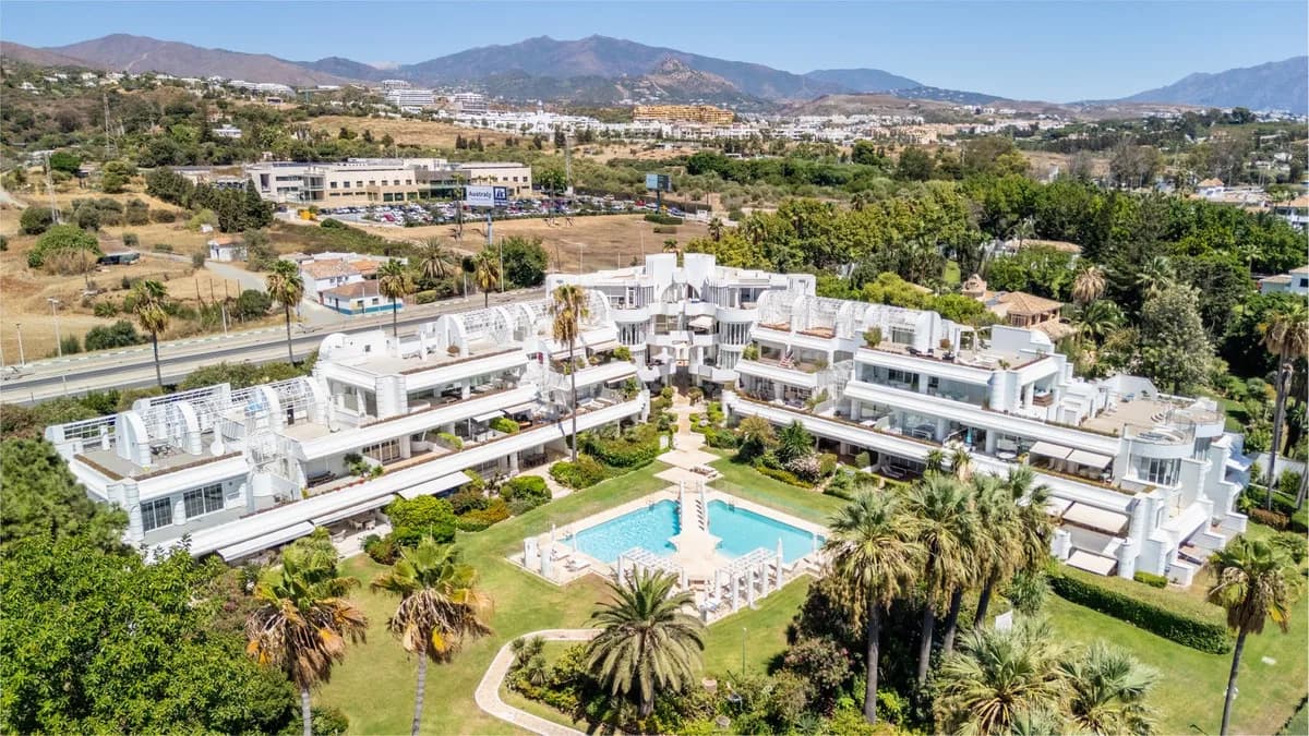 4 Bedroom Middle Floor Apartment for Sale in Estepona, Málaga - Image 3