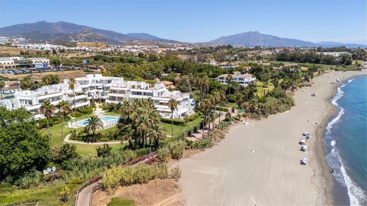 4 Bedroom Middle Floor Apartment for Sale in Estepona, Málaga - Image 4