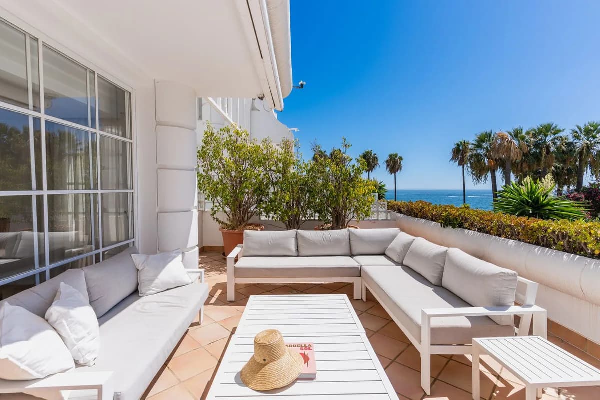 4 Bedroom Middle Floor Apartment for Sale in Estepona, Málaga - Image 6