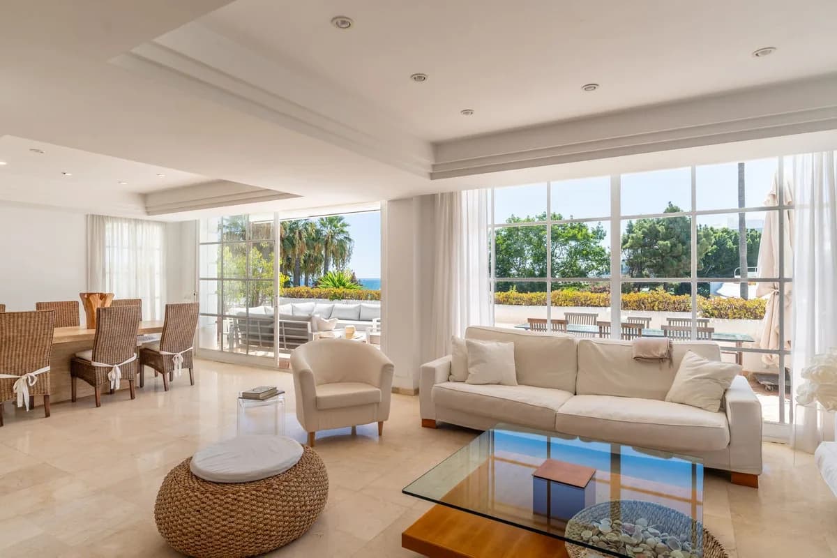 4 Bedroom Middle Floor Apartment for Sale in Estepona, Málaga - Image 9