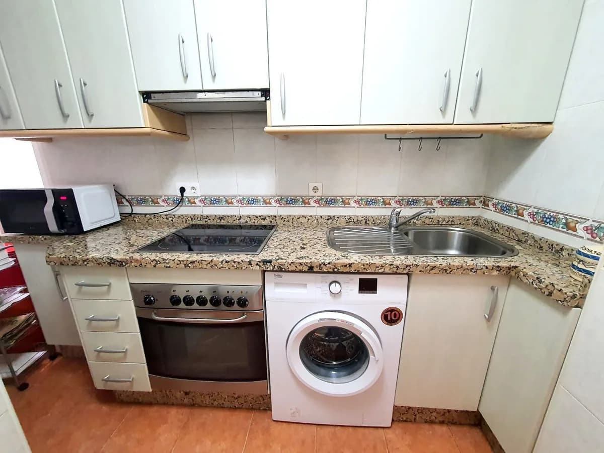 3 Bedroom Middle Floor Apartment for Sale in Fuengirola, Málaga - Image 5