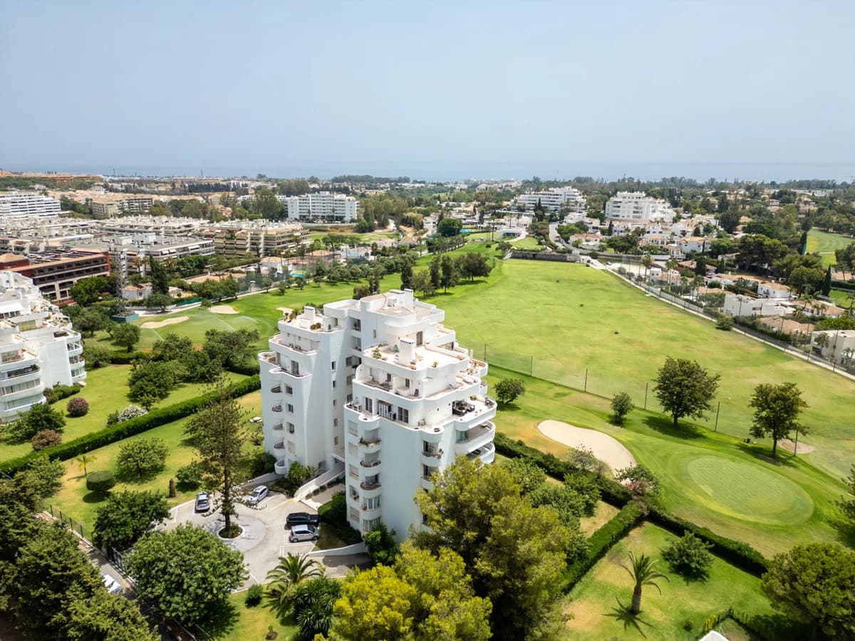 2 Bedroom Middle Floor Apartment for Sale in Guadalmina Alta, Málaga