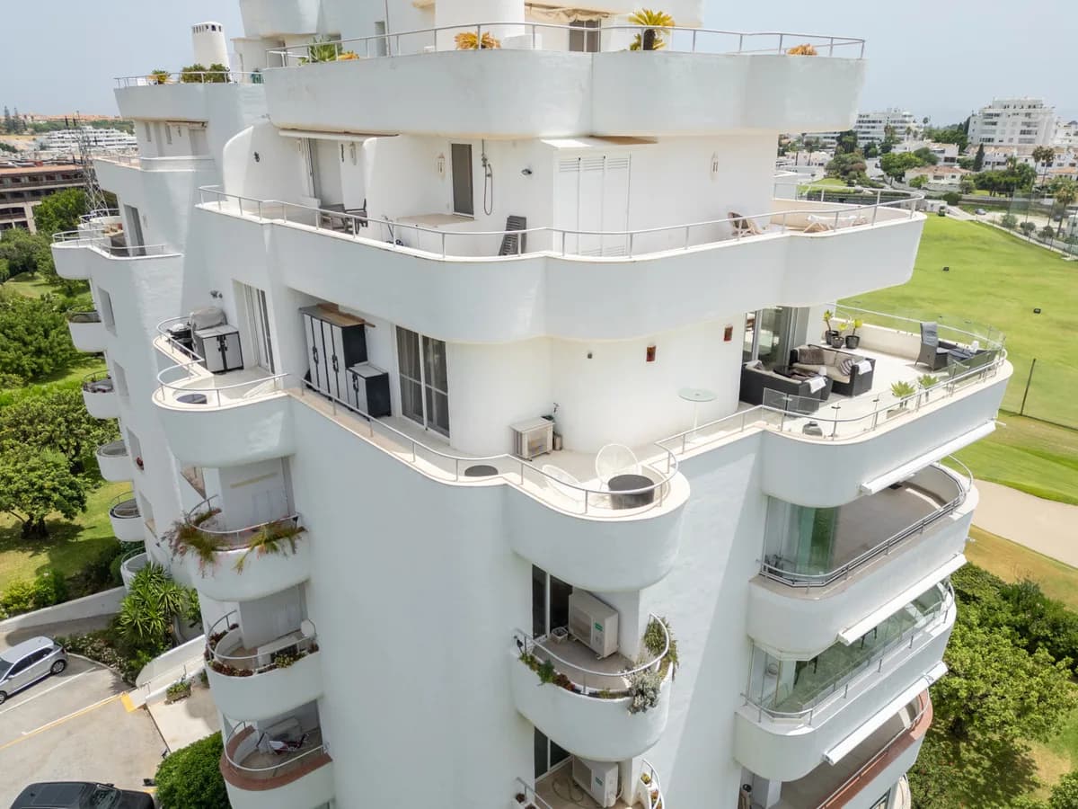 2 Bedroom Middle Floor Apartment for Sale in Guadalmina Alta, Málaga - Image 2