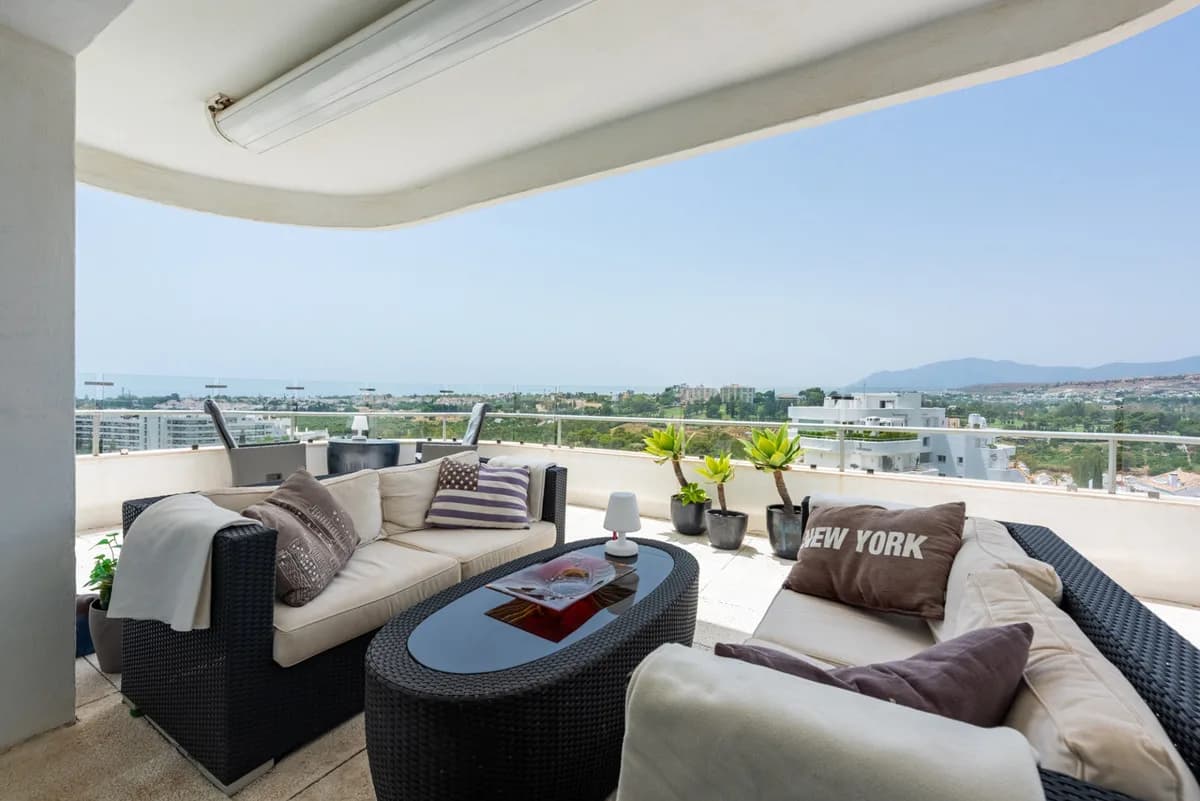 2 Bedroom Middle Floor Apartment for Sale in Guadalmina Alta, Málaga - Image 3