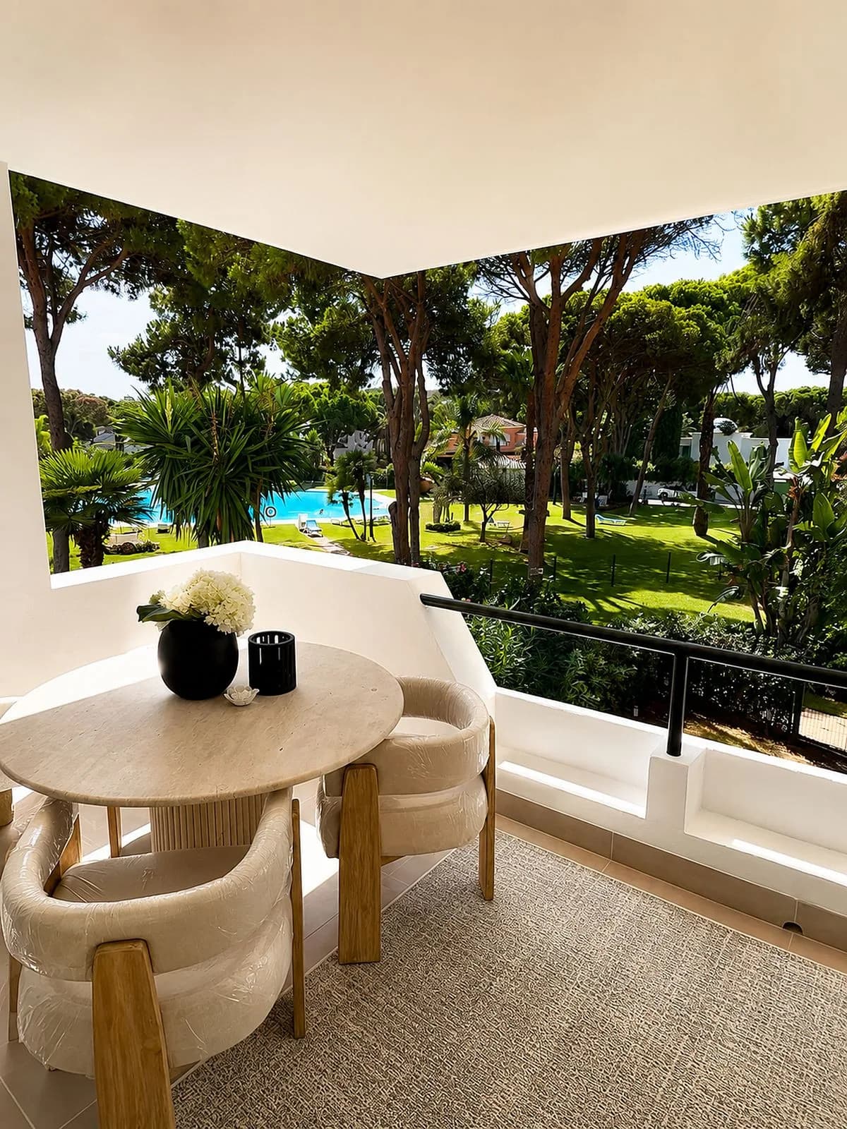 3 Bedroom Middle Floor Apartment for Sale in Estepona, Málaga - Image 4