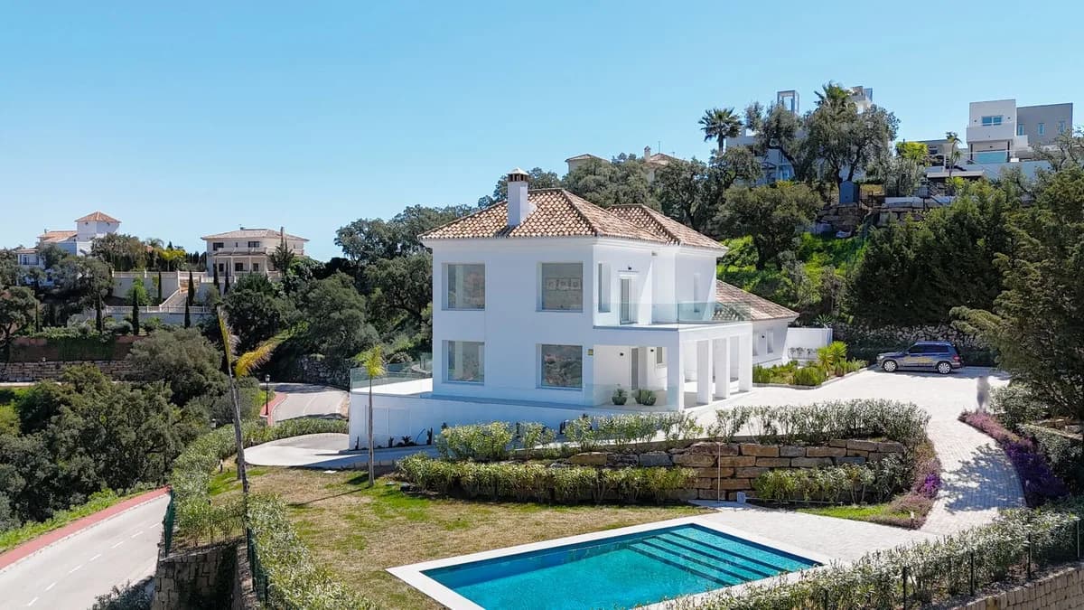 4 Bedroom Detached Villa for Sale in La Mairena, Málaga - Image 3