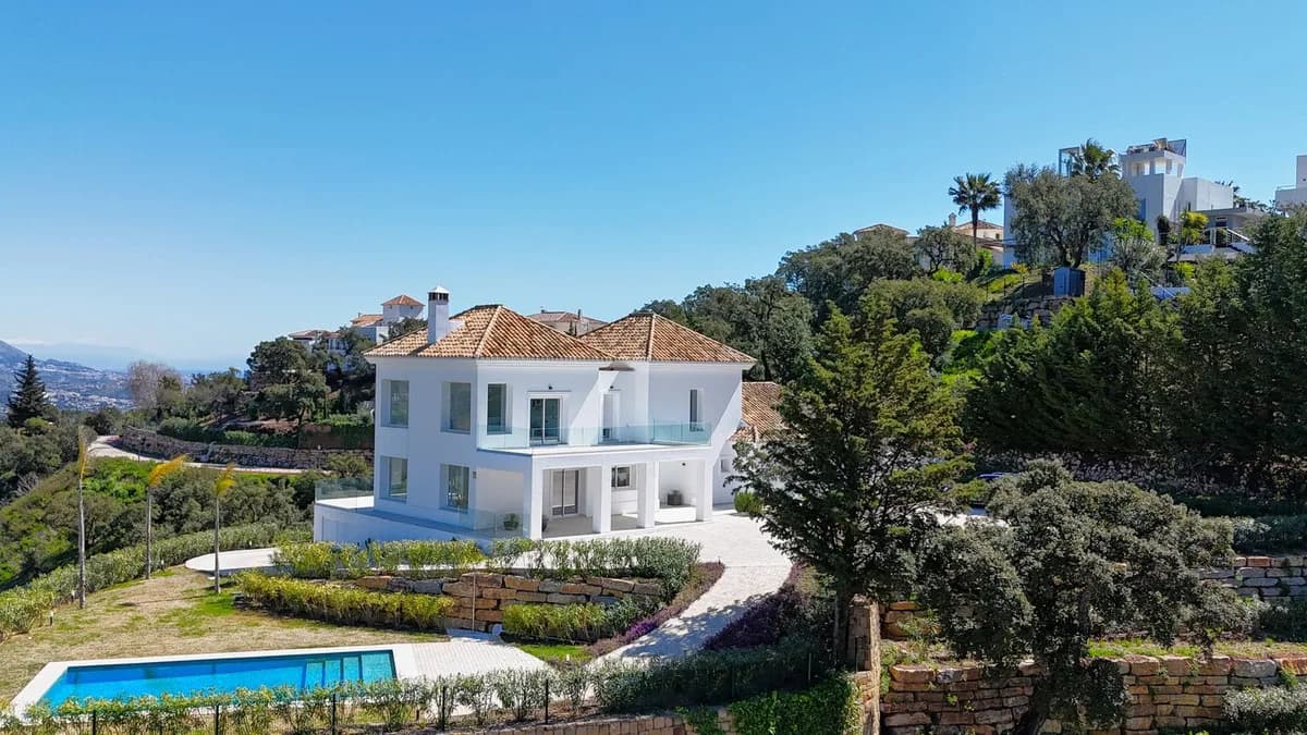 4 Bedroom Detached Villa for Sale in La Mairena, Málaga - Image 4