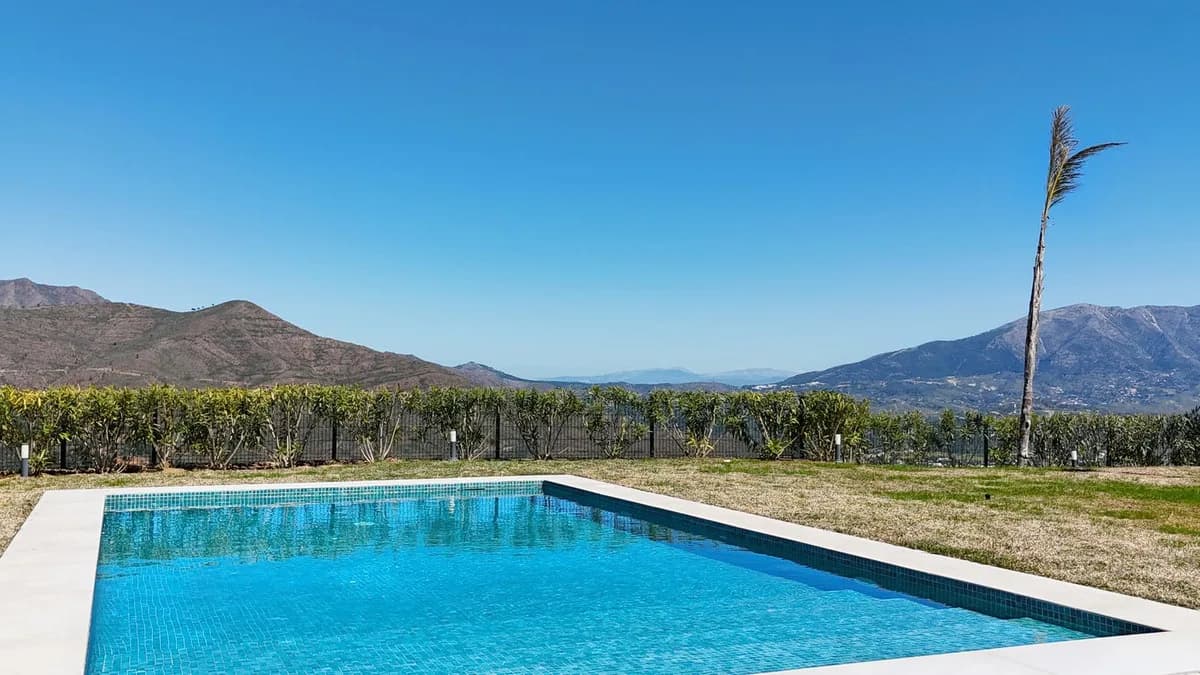 4 Bedroom Detached Villa for Sale in La Mairena, Málaga - Image 7