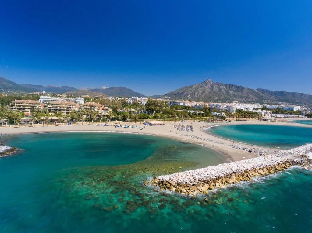 2 Bedroom Middle Floor Apartment for Sale in Puerto Banús, Málaga - Image 2