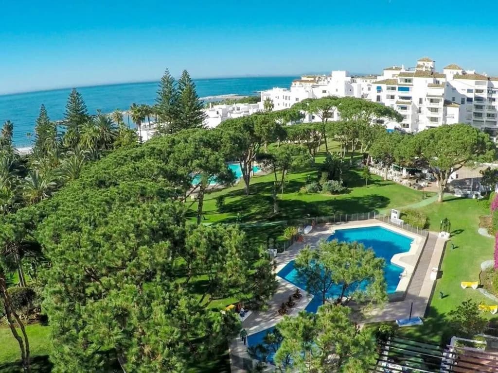 2 Bedroom Middle Floor Apartment for Sale in Puerto Banús, Málaga - Image 4