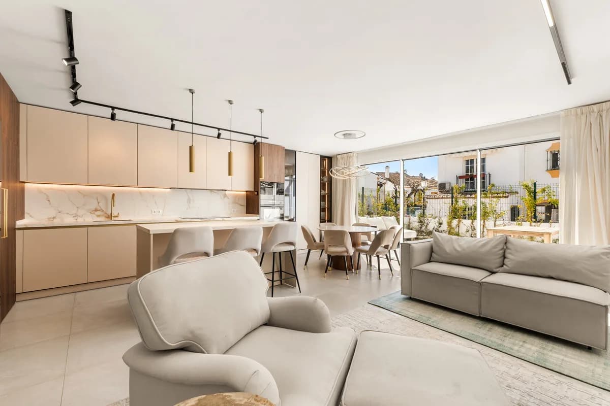 4 Bedroom Townhouse for Sale in Estepona, Málaga - Image 2