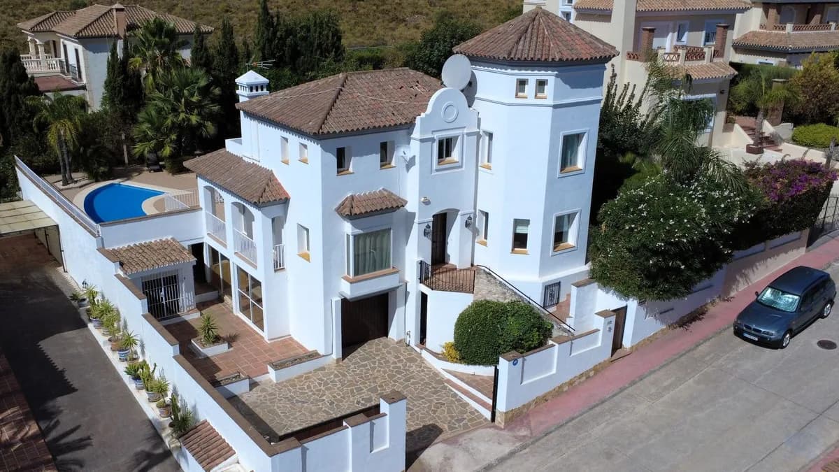 4 Bedroom Detached Villa for Sale in Coín, Málaga