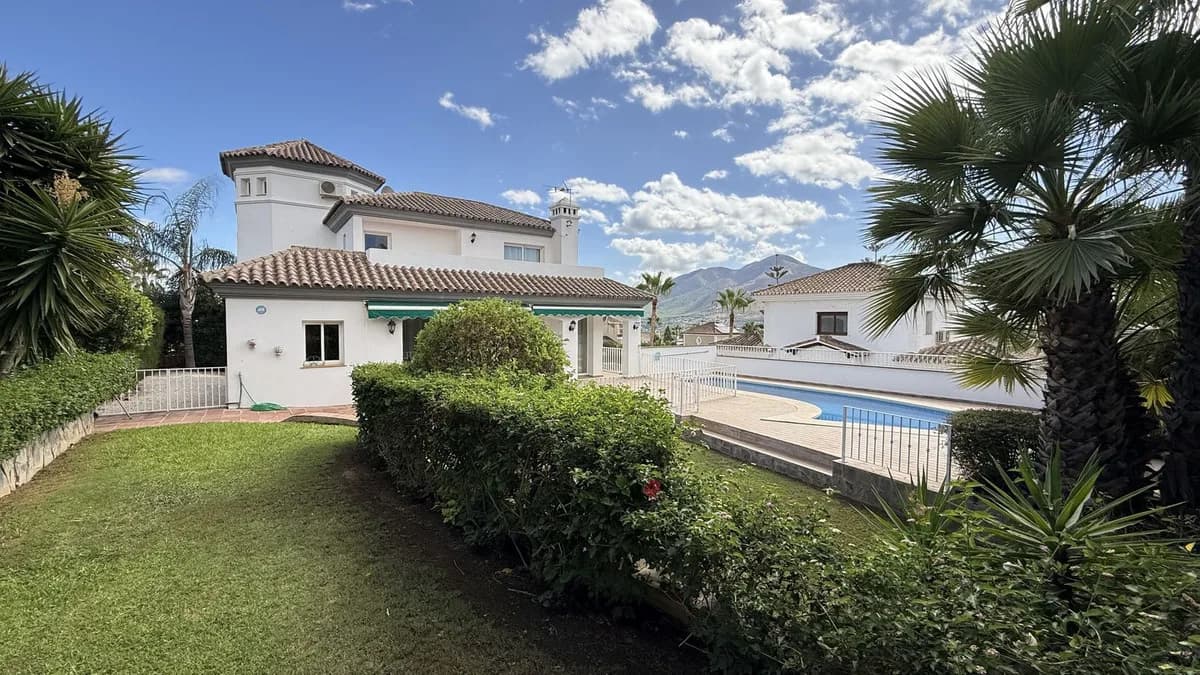 4 Bedroom Detached Villa for Sale in Coín, Málaga - Image 2