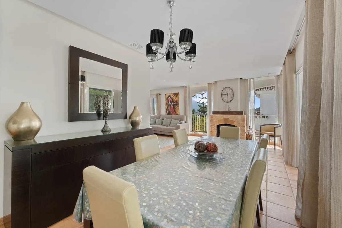 4 Bedroom Detached Villa for Sale in Coín, Málaga - Image 6