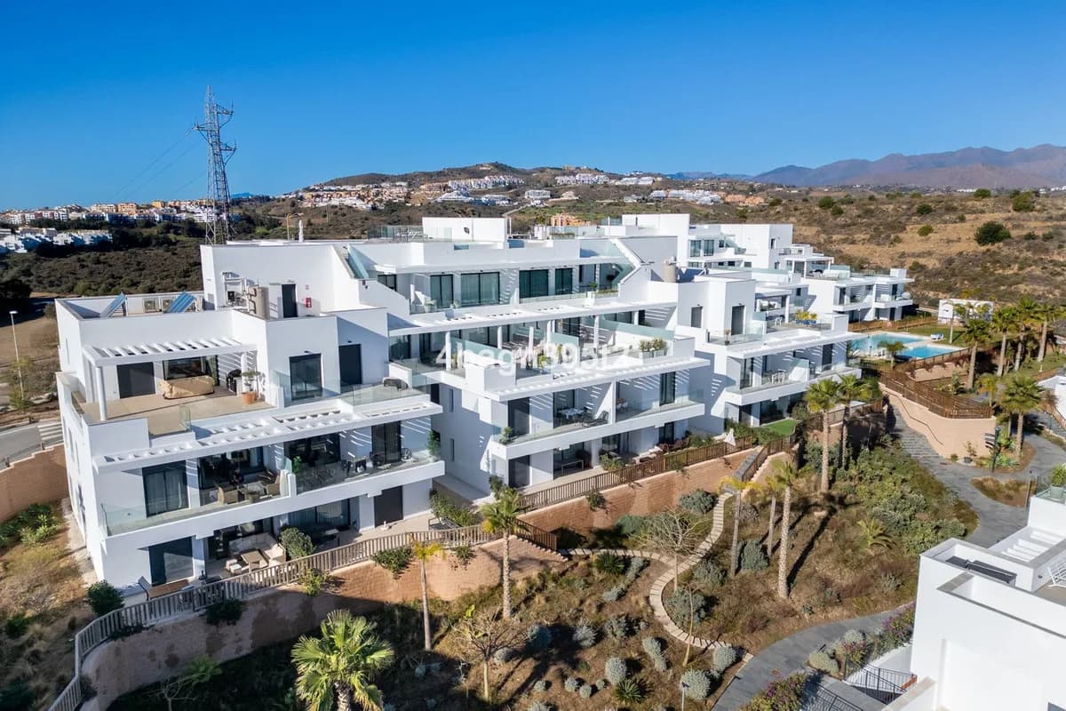 3 Bedroom Middle Floor Apartment for Sale in La Cala de Mijas, Málaga - Image 2