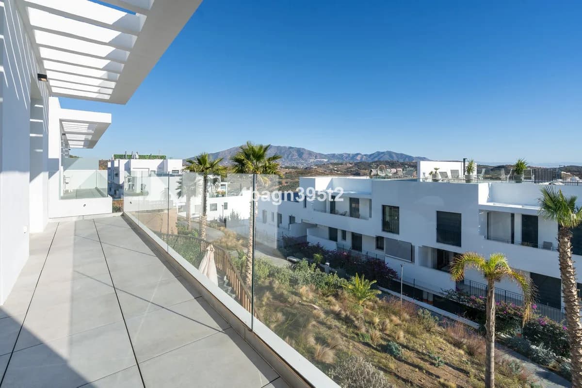 3 Bedroom Middle Floor Apartment for Sale in La Cala de Mijas, Málaga - Image 7
