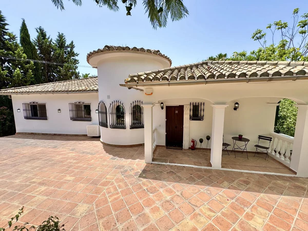 6 Bedroom Detached Villa for Sale in Sierrezuela, Málaga - Image 4