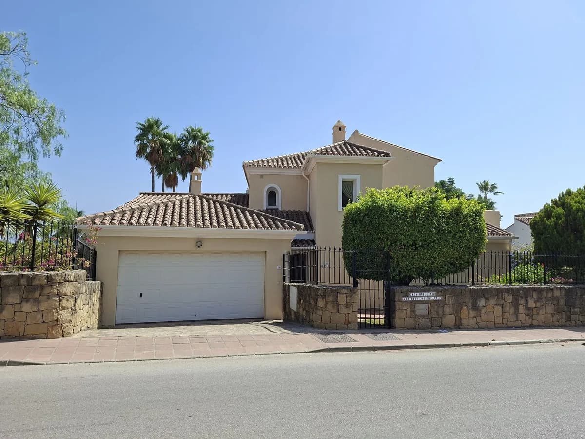 4 Bedroom Detached Villa for Sale in La Duquesa, Málaga