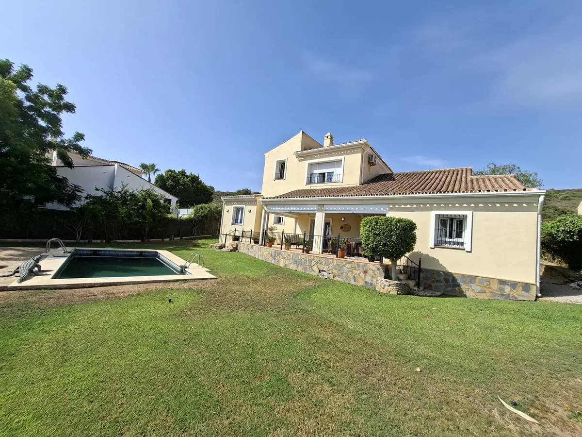 4 Bedroom Detached Villa for Sale in La Duquesa, Málaga - Image 4