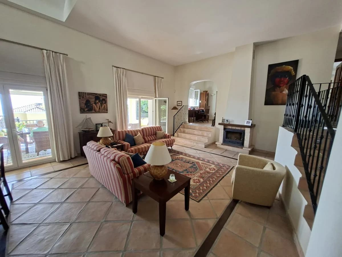 4 Bedroom Detached Villa for Sale in La Duquesa, Málaga - Image 5