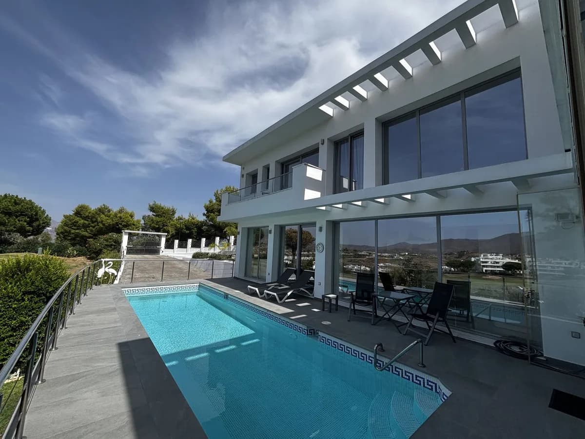 3 Bedroom Detached Villa for Sale in La Cala Golf, Málaga - Image 2