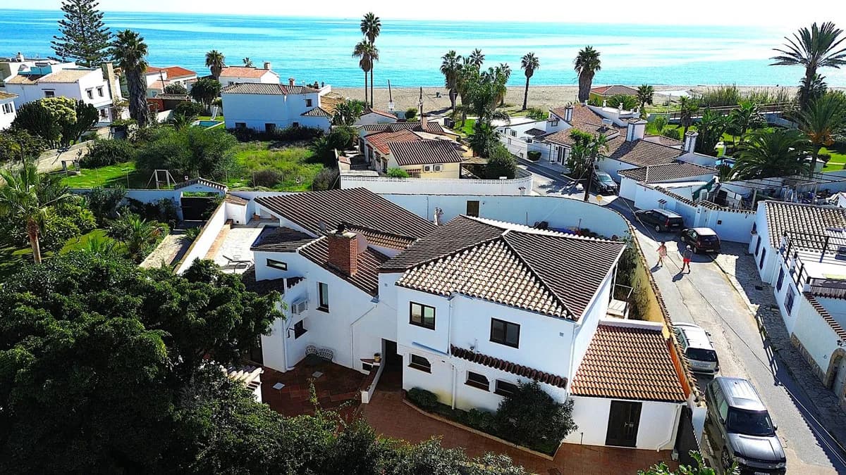 6 Bedroom Detached Villa for Sale in Estepona, Málaga - Image 2