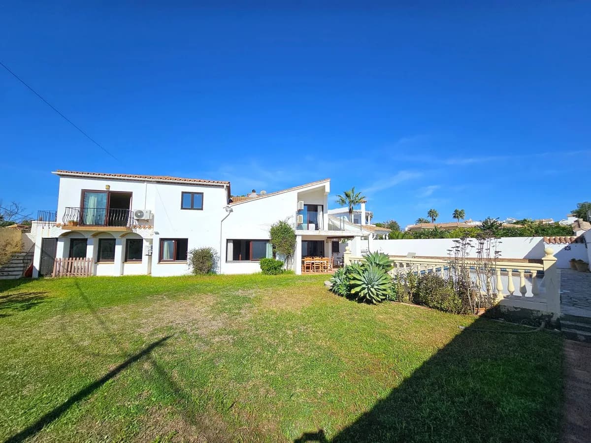 6 Bedroom Detached Villa for Sale in Estepona, Málaga - Image 3