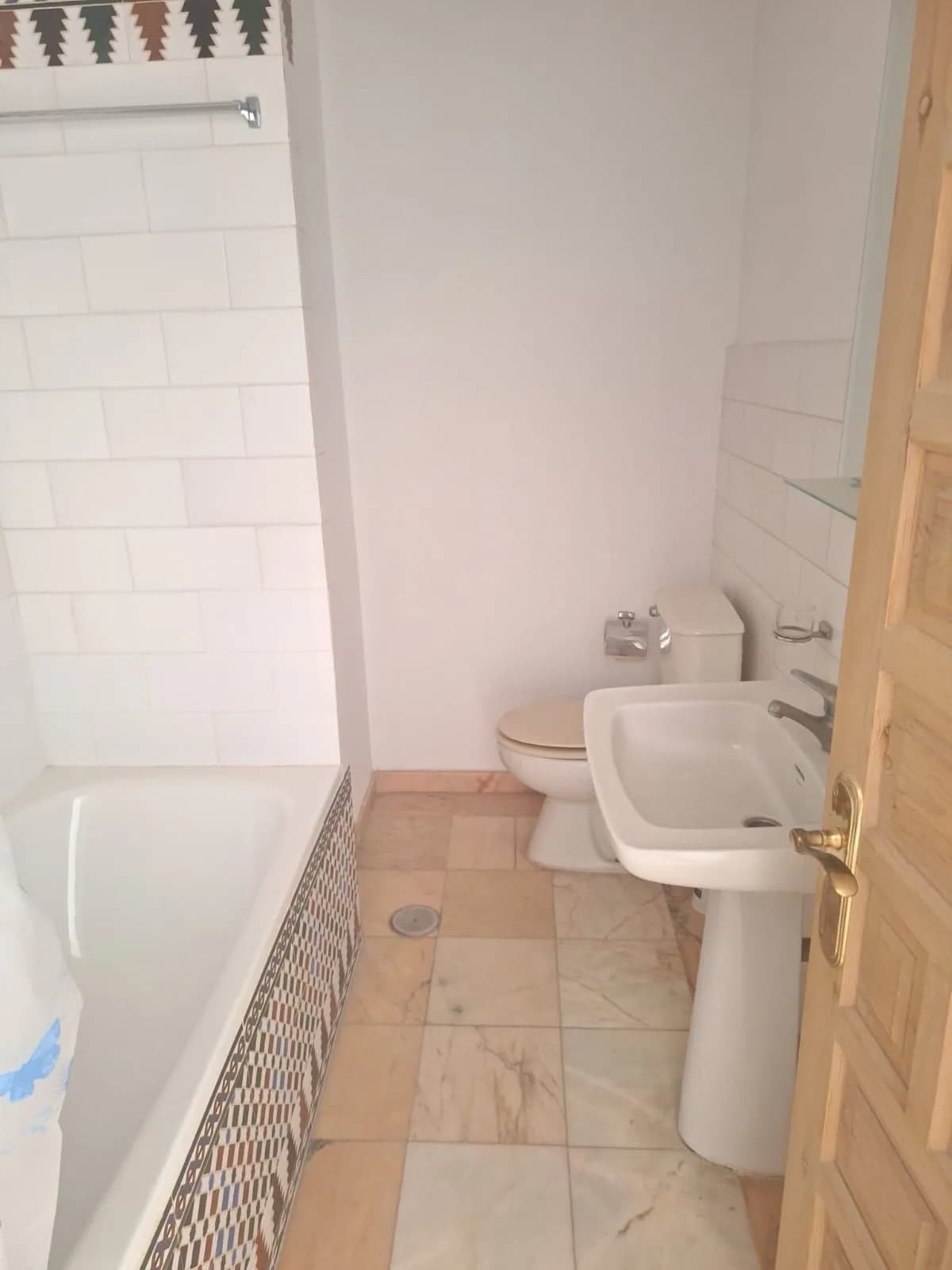 Middle Floor Studio for Sale in La Carihuela, Málaga - Image 4