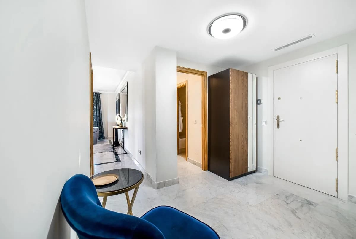 2 Bedroom Middle Floor Apartment for Sale in Puerto Banús, Málaga - Image 6