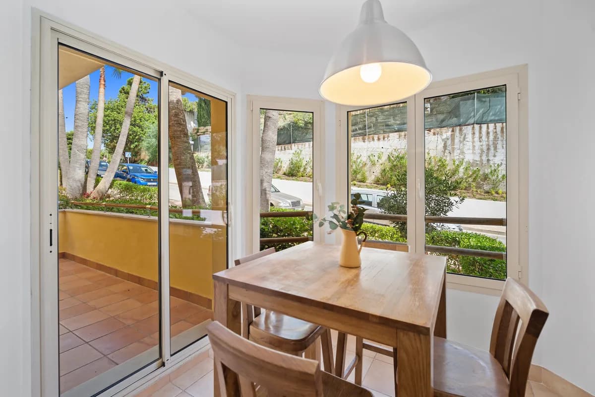 3 Bedroom Ground Floor Apartment for Sale in The Golden Mile, Málaga - Image 2