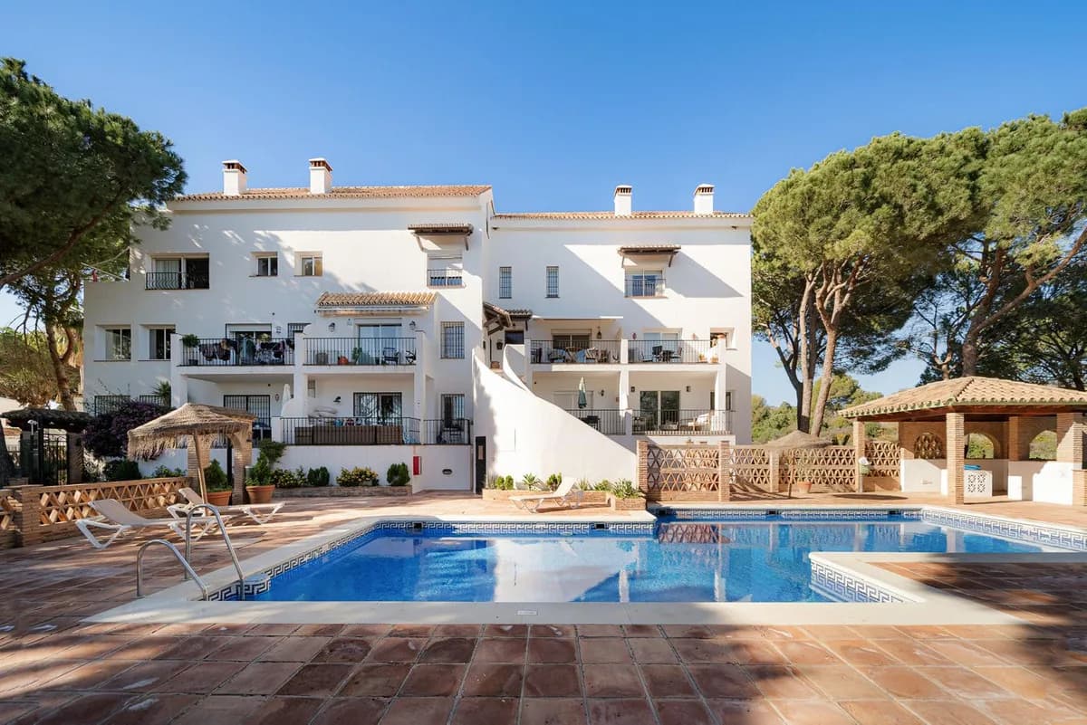 2 Bedroom Middle Floor Apartment for Sale in Nueva Andalucía, Málaga - Image 6