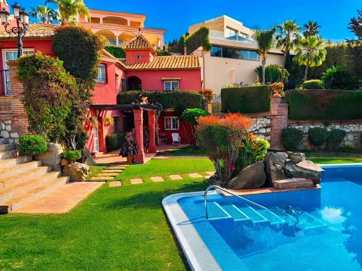 8 Bedroom Detached Villa for Sale in Torrequebrada, Málaga - Image 2