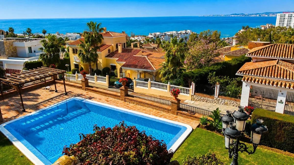 8 Bedroom Detached Villa for Sale in Torrequebrada, Málaga - Image 4
