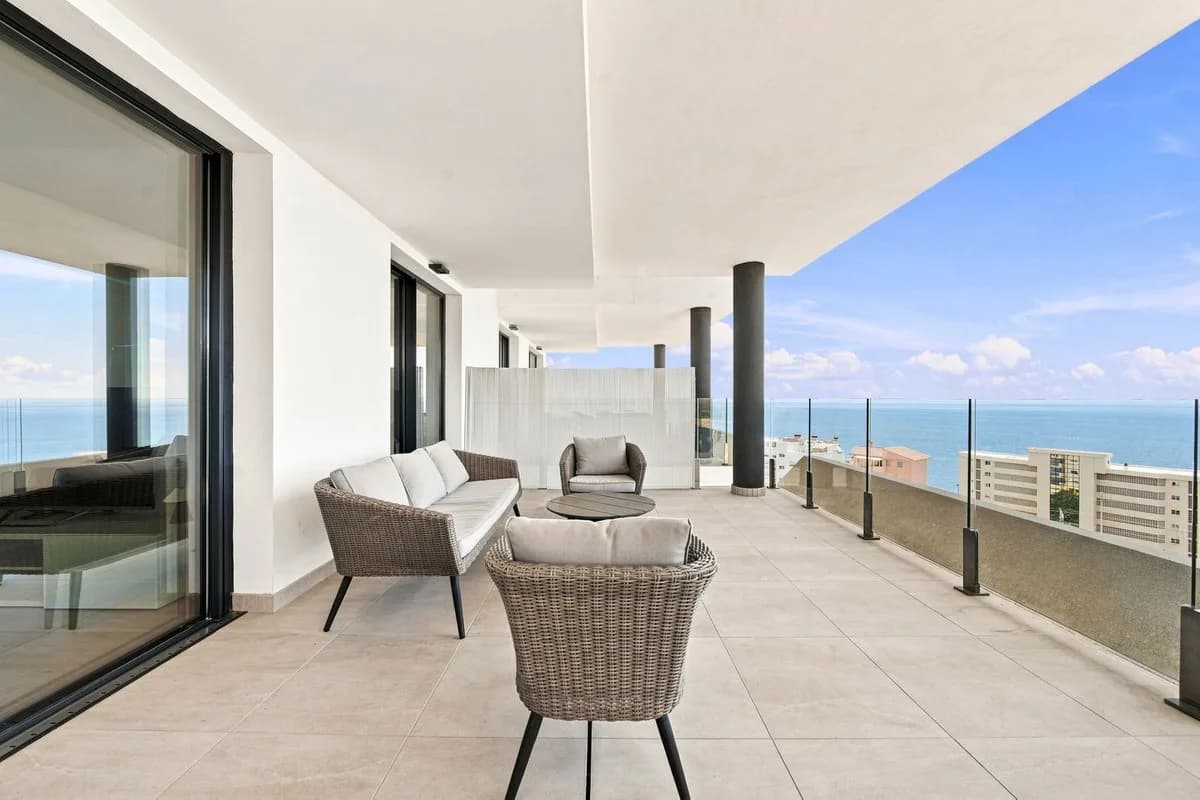 2 Bedroom Middle Floor Apartment for Sale in Fuengirola, Málaga - Image 2