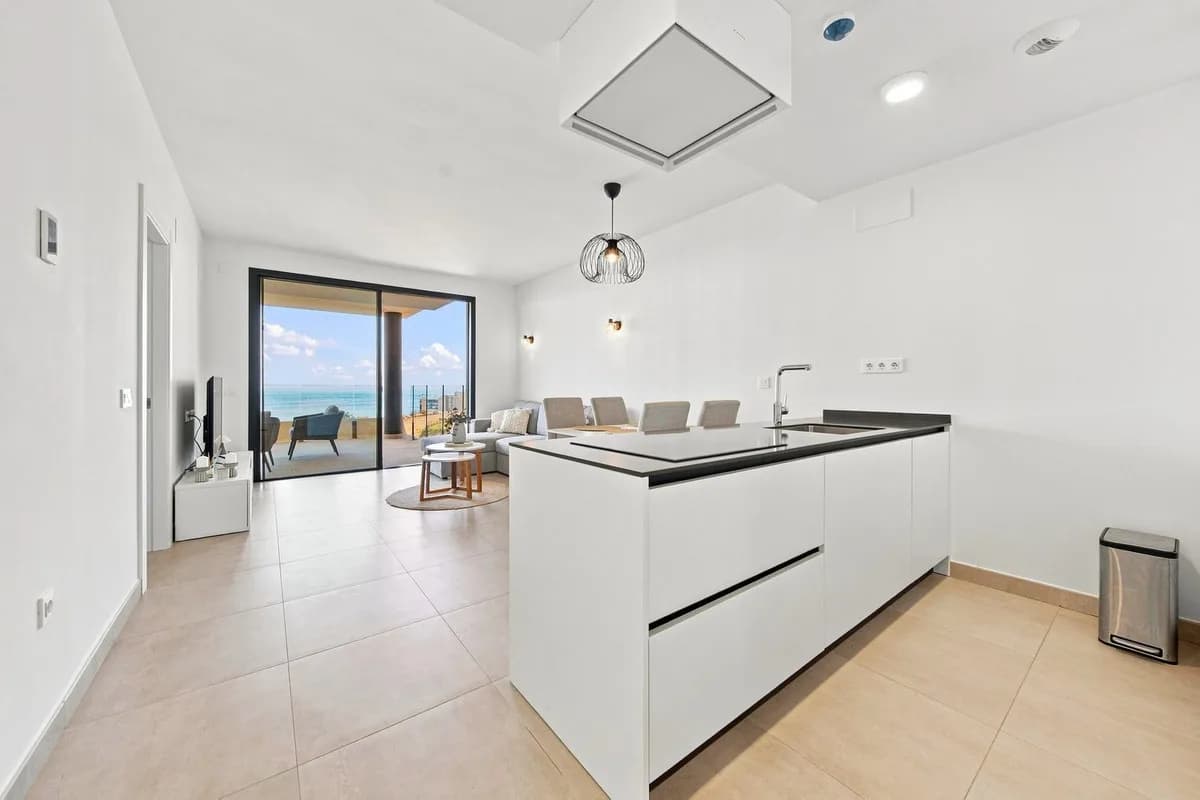 2 Bedroom Middle Floor Apartment for Sale in Fuengirola, Málaga - Image 3