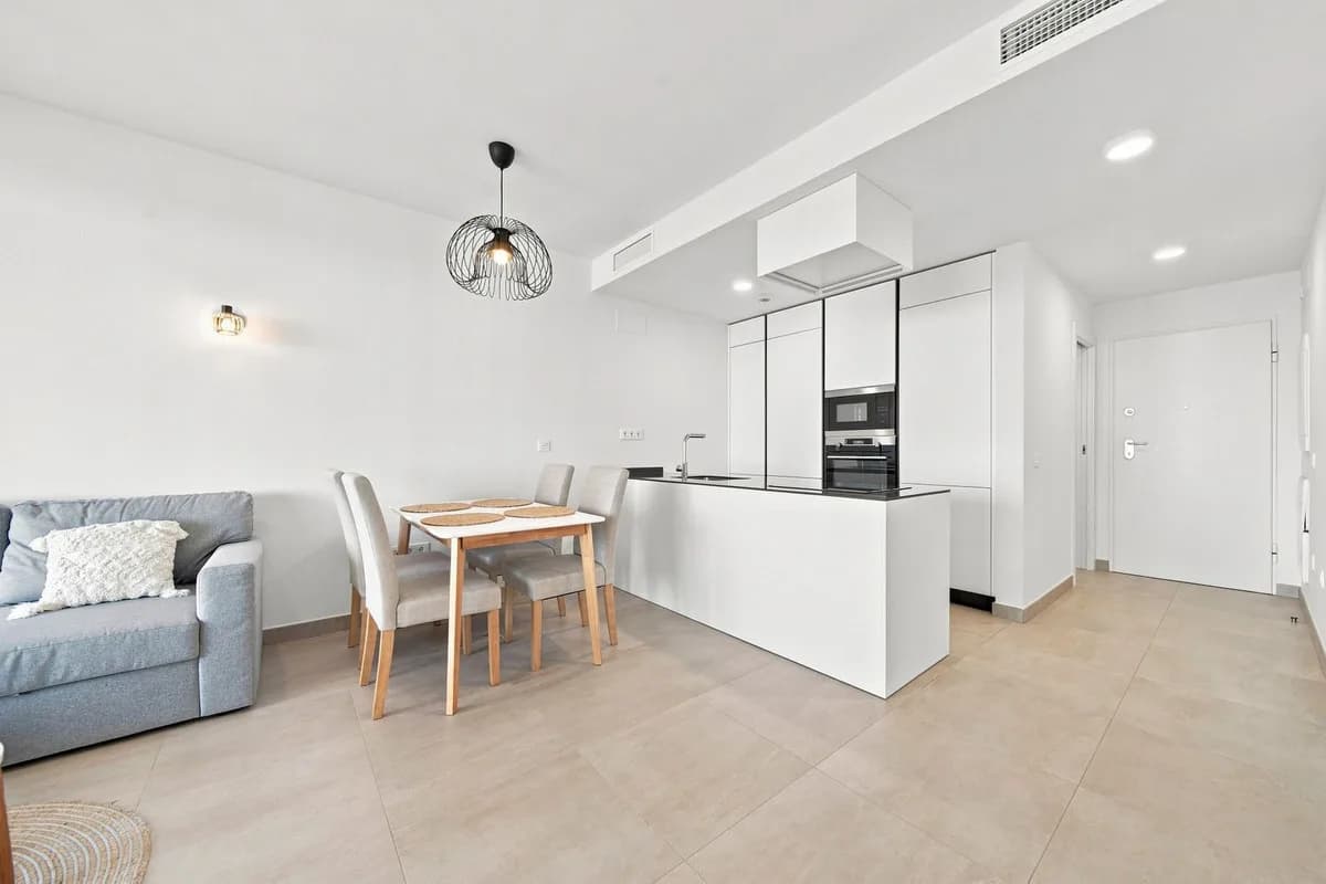 2 Bedroom Middle Floor Apartment for Sale in Fuengirola, Málaga - Image 4